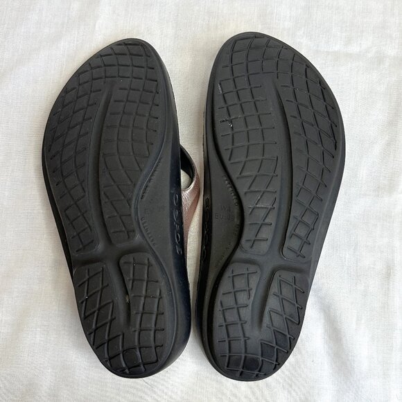 OOFOS OOlala Luxe Recovery Flip Flop Black Pink Sparkle, 8 - Picture 6 of 11